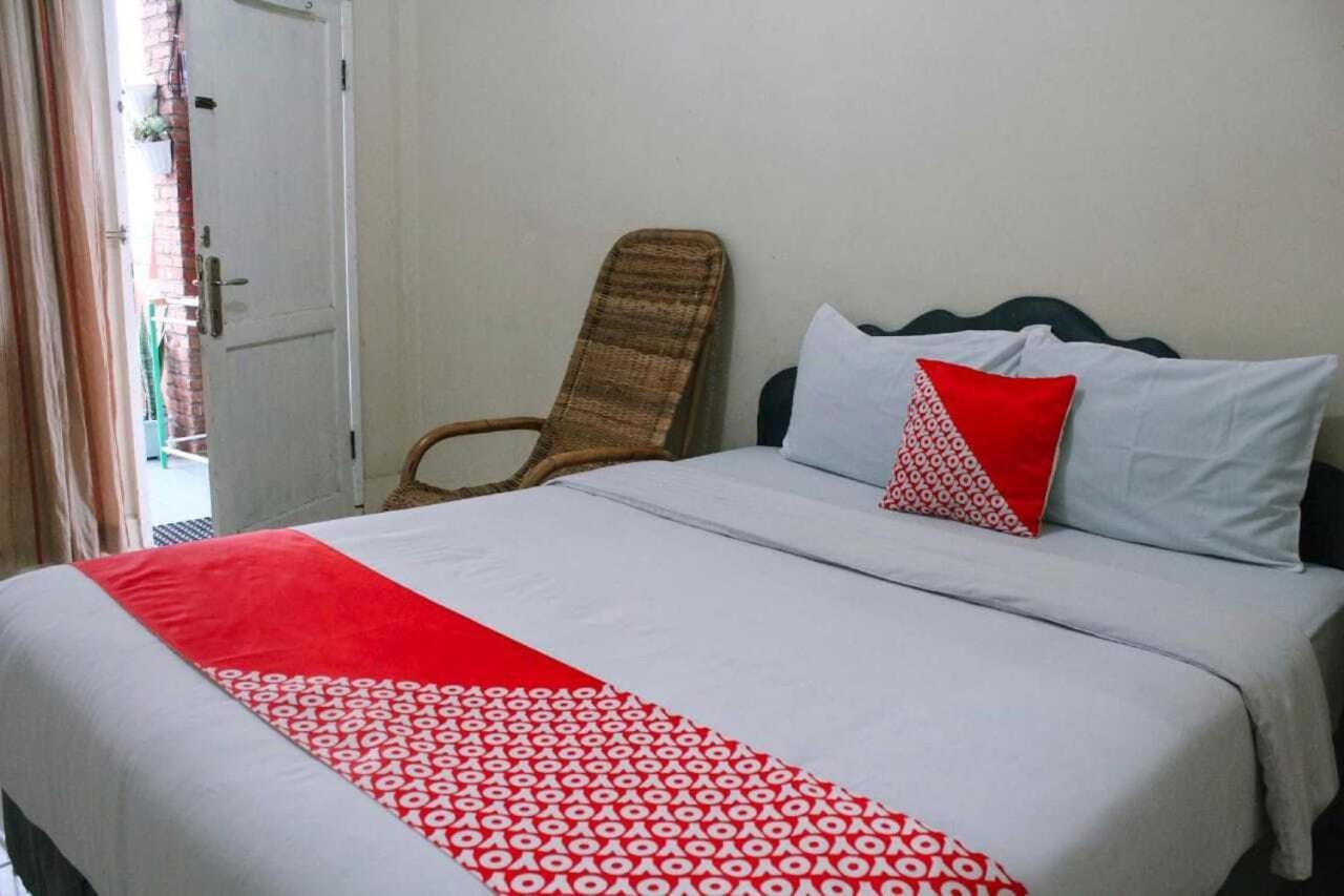 Oyo Flagship 2799 Berastagi Backpacker Rooms Exterior foto