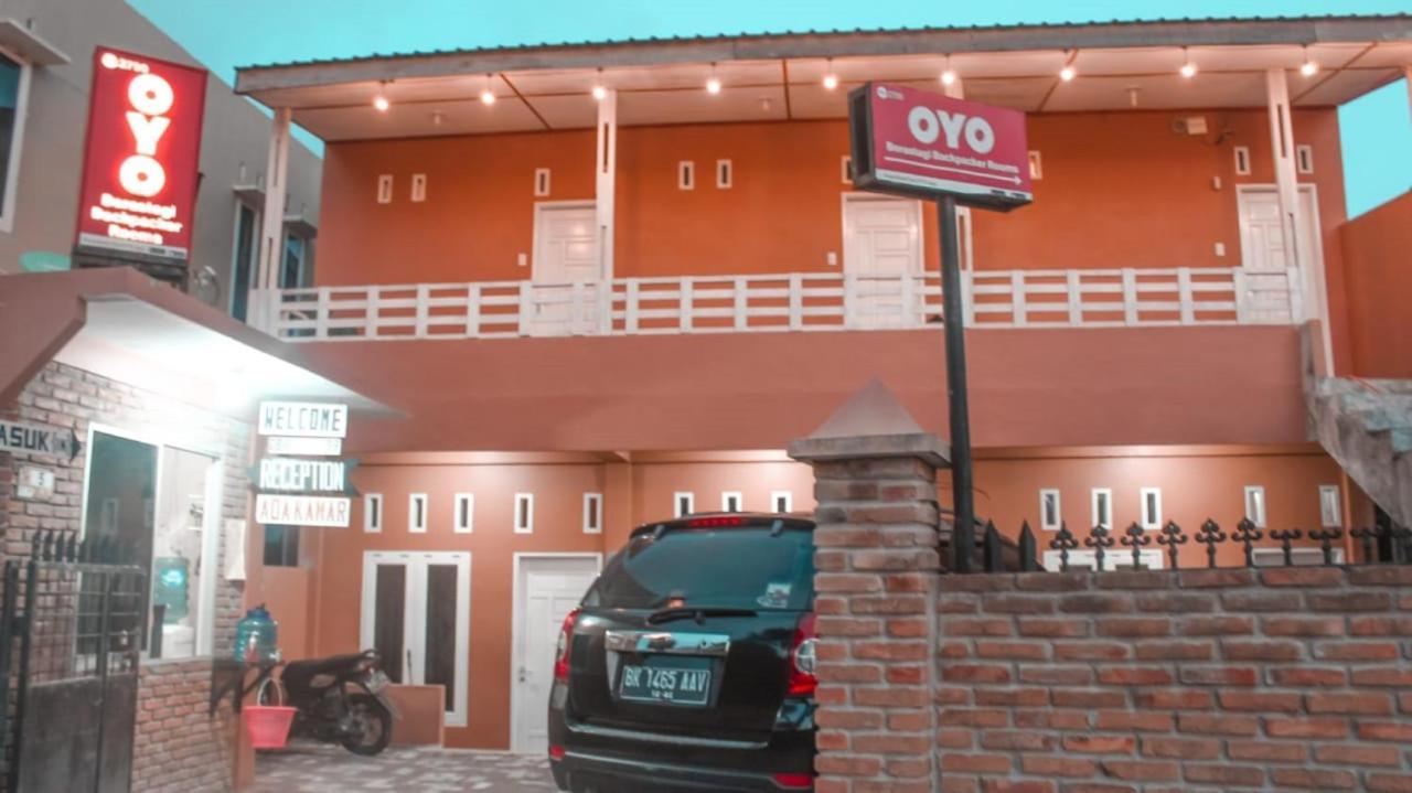 Oyo Flagship 2799 Berastagi Backpacker Rooms Exterior foto